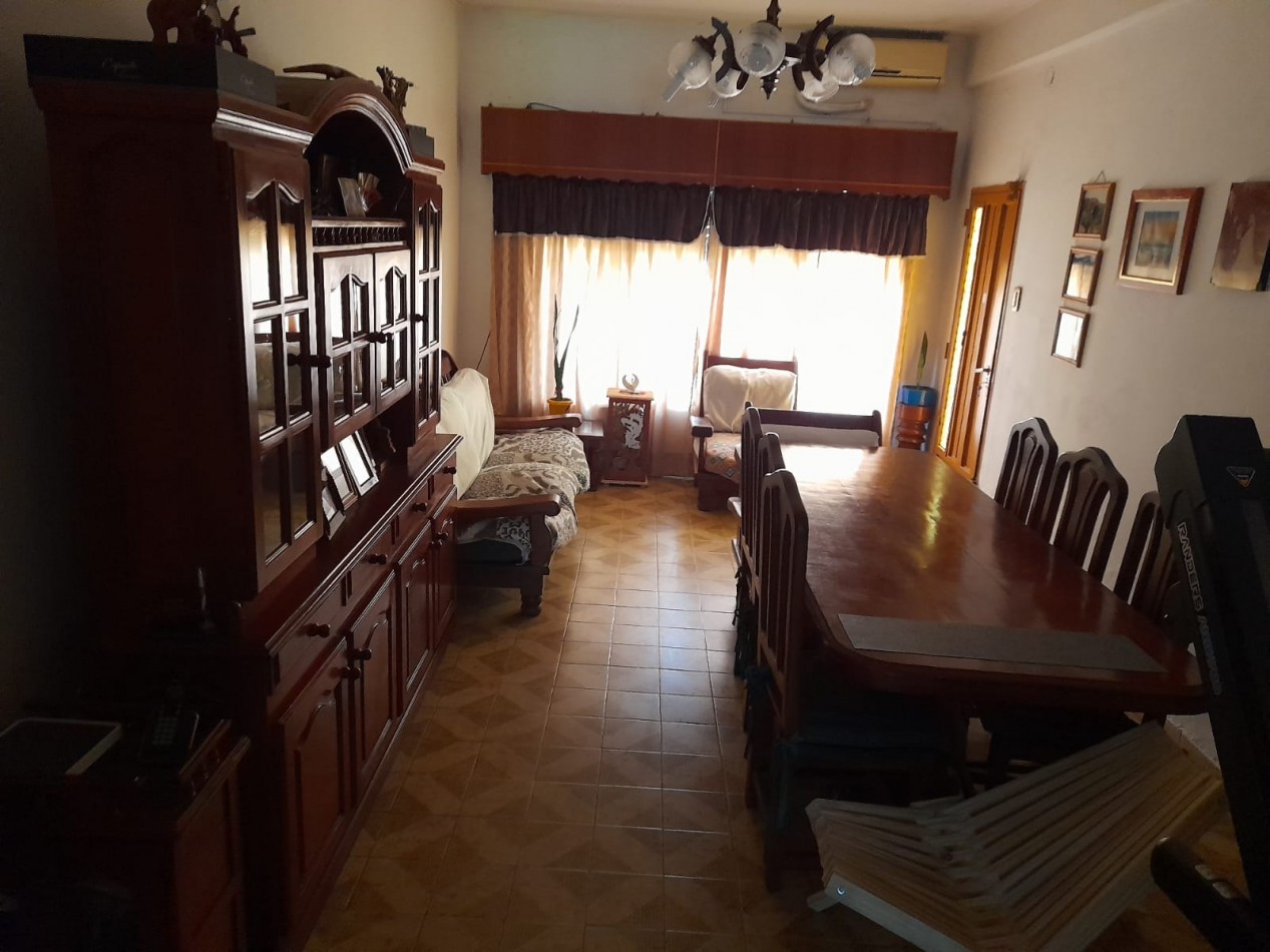 Vivienda de 3 ambientes con patio y terraza + departamento de 2 ambientes. Lote 210 m2