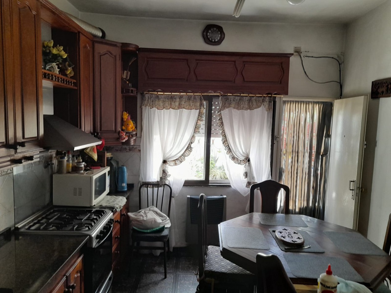 Vivienda de 3 ambientes con patio y terraza + departamento de 2 ambientes. Lote 210 m2