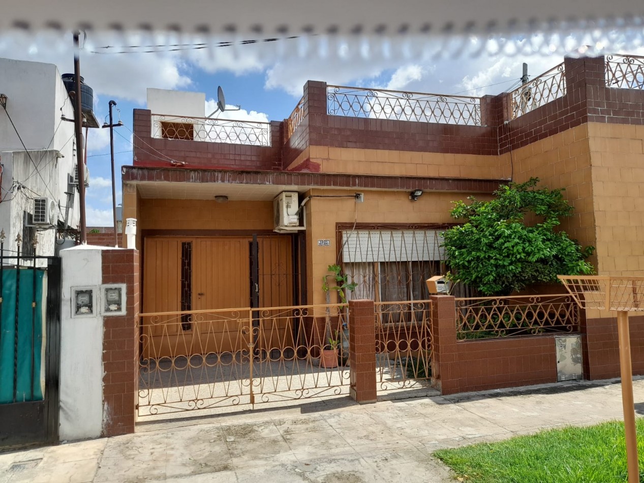 Vivienda de 3 ambientes con patio y terraza + departamento de 2 ambientes. Lote 210 m2