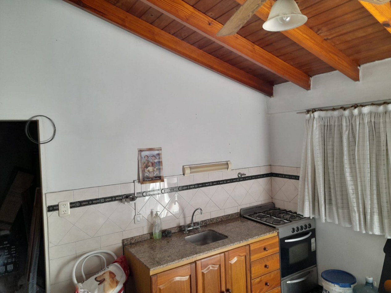 Vivienda de 3 ambientes con patio y terraza + departamento de 2 ambientes. Lote 210 m2