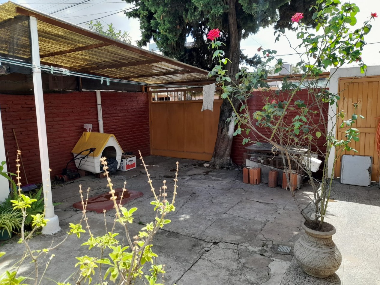 Vivienda de 3 ambientes con patio y terraza + departamento de 2 ambientes. Lote 210 m2