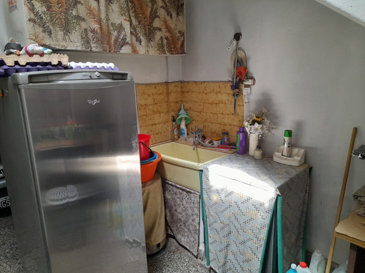 Vivienda de 3 ambientes con patio y terraza + departamento de 2 ambientes. Lote 210 m2