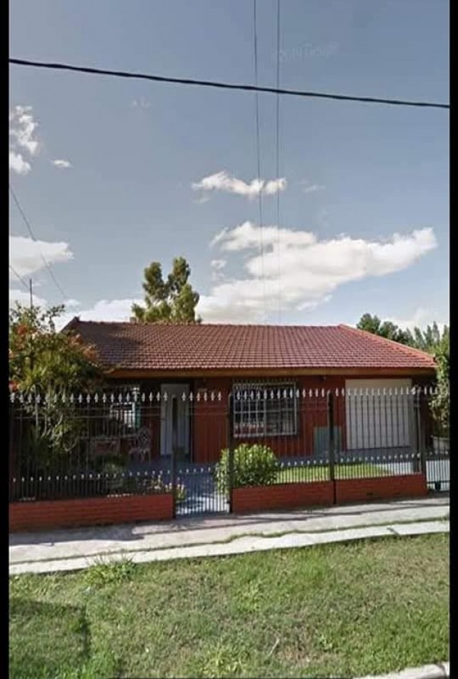Casa en venta, 3 dormitorios, liv-comedor, cocina, baño, garage, patio y pileta de natacion.