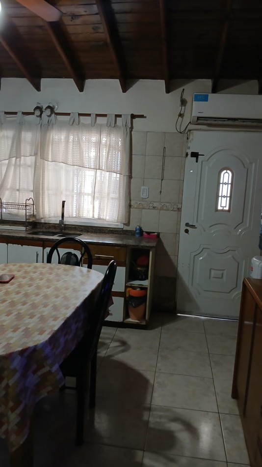 Casa en venta, 3 dormitorios, liv-comedor, cocina, baño, garage, patio y pileta de natacion.