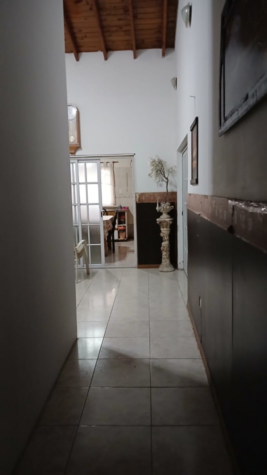 Casa en venta, 3 dormitorios, liv-comedor, cocina, baño, garage, patio y pileta de natacion.