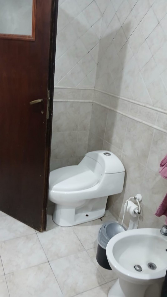 Casa en venta, 3 dormitorios, liv-comedor, cocina, baño, garage, patio y pileta de natacion.
