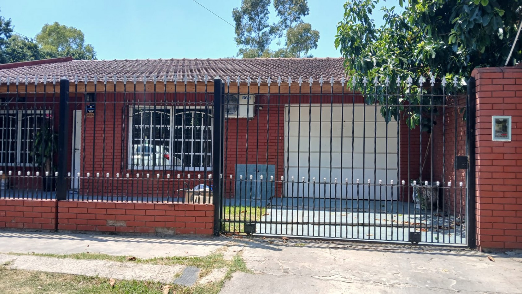 Casa en venta, 3 dormitorios, liv-comedor, cocina, baño, garage, patio y pileta de natacion.