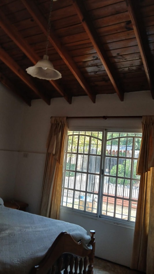 Casa en venta, 3 dormitorios, liv-comedor, cocina, baño, garage, patio y pileta de natacion.