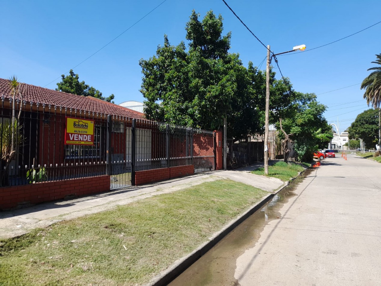 Casa en venta, 3 dormitorios, liv-comedor, cocina, baño, garage, patio y pileta de natacion.