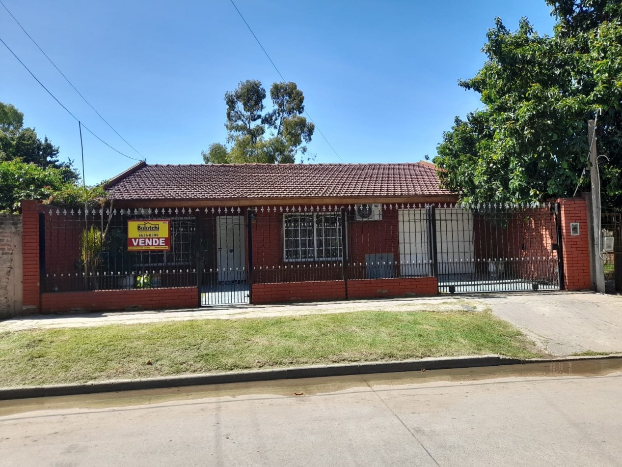 Casa en venta, 3 dormitorios, liv-comedor, cocina, baño, garage, patio y pileta de natacion.