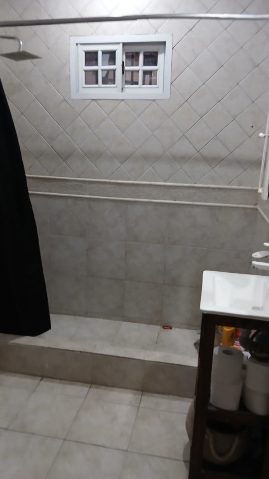 Casa en venta, 3 dormitorios, liv-comedor, cocina, baño, garage, patio y pileta de natacion.