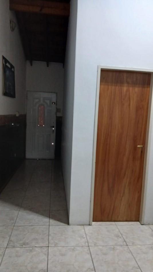 Casa en venta, 3 dormitorios, liv-comedor, cocina, baño, garage, patio y pileta de natacion.