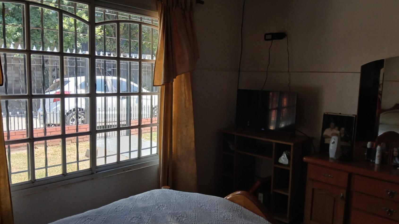 Casa en venta, 3 dormitorios, liv-comedor, cocina, baño, garage, patio y pileta de natacion.
