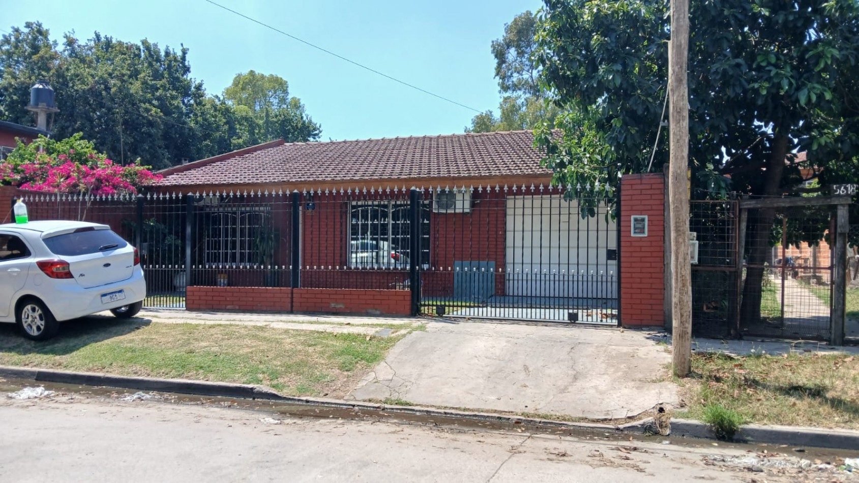 Casa en venta, 3 dormitorios, liv-comedor, cocina, baño, garage, patio y pileta de natacion.