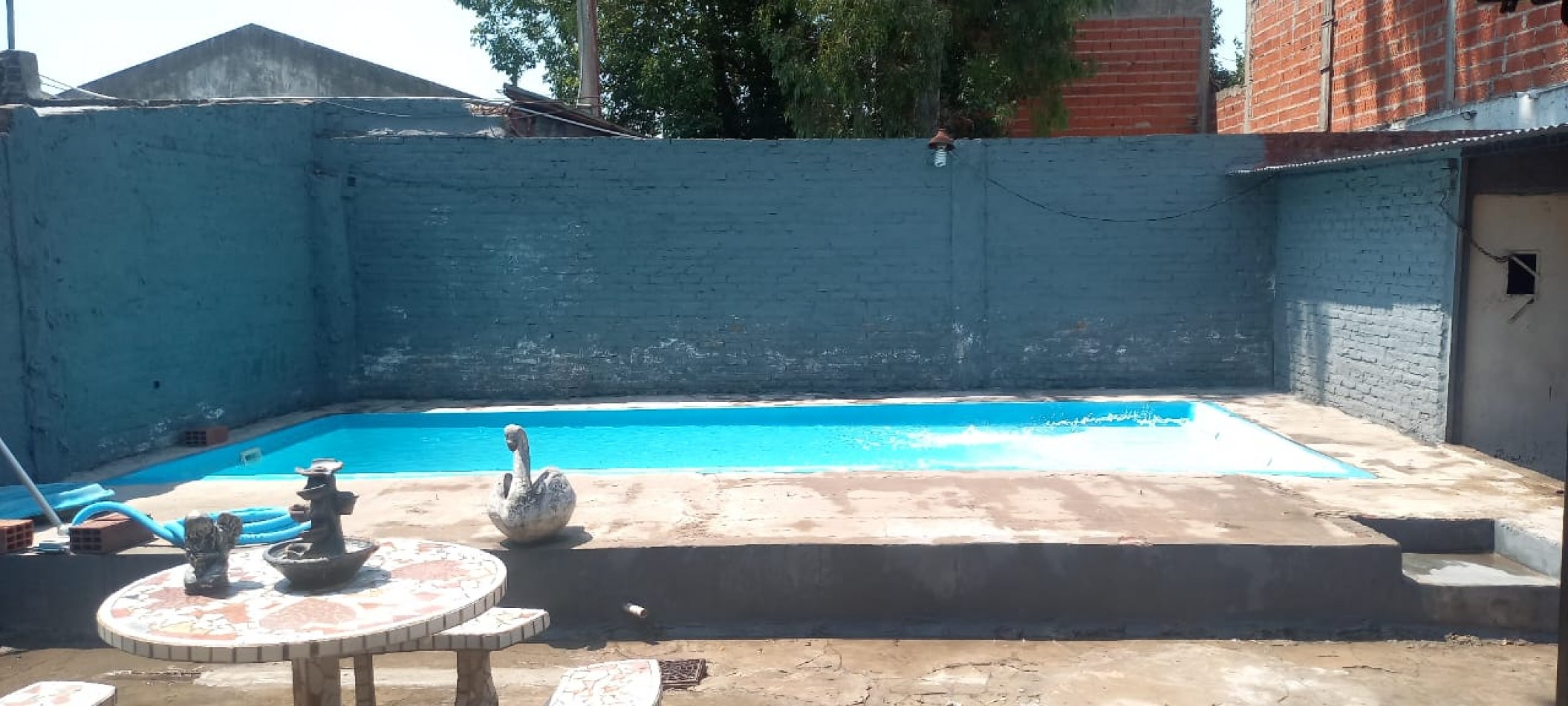 Casa en venta, 3 dormitorios, liv-comedor, cocina, baño, garage, patio y pileta de natacion.