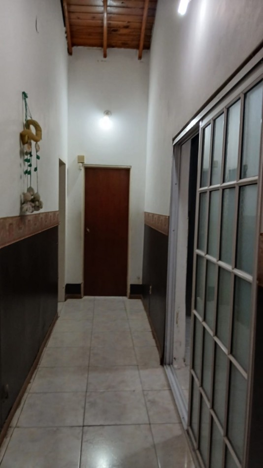 Casa en venta, 3 dormitorios, liv-comedor, cocina, baño, garage, patio y pileta de natacion.