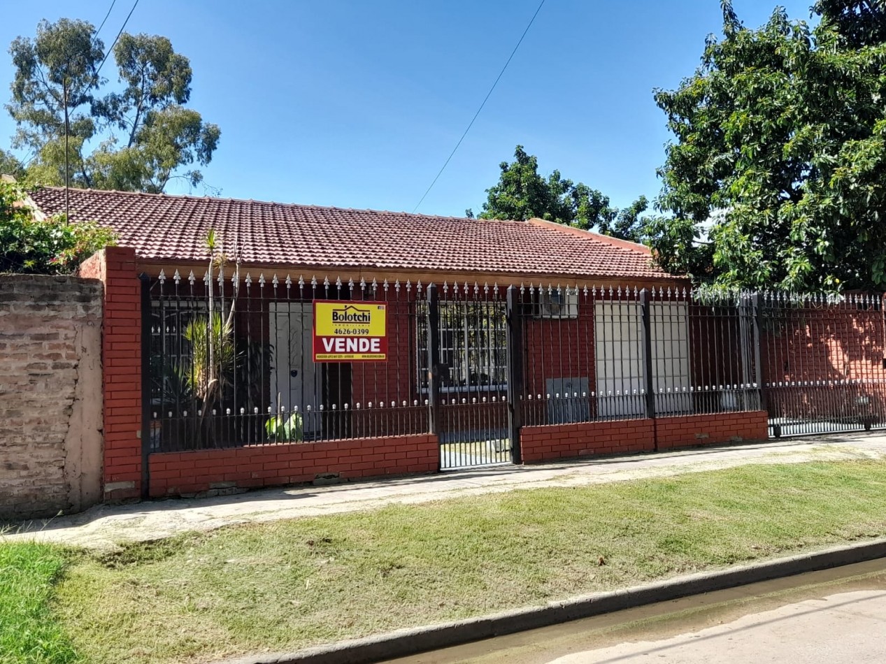 Casa en venta, 3 dormitorios, liv-comedor, cocina, baño, garage, patio y pileta de natacion.