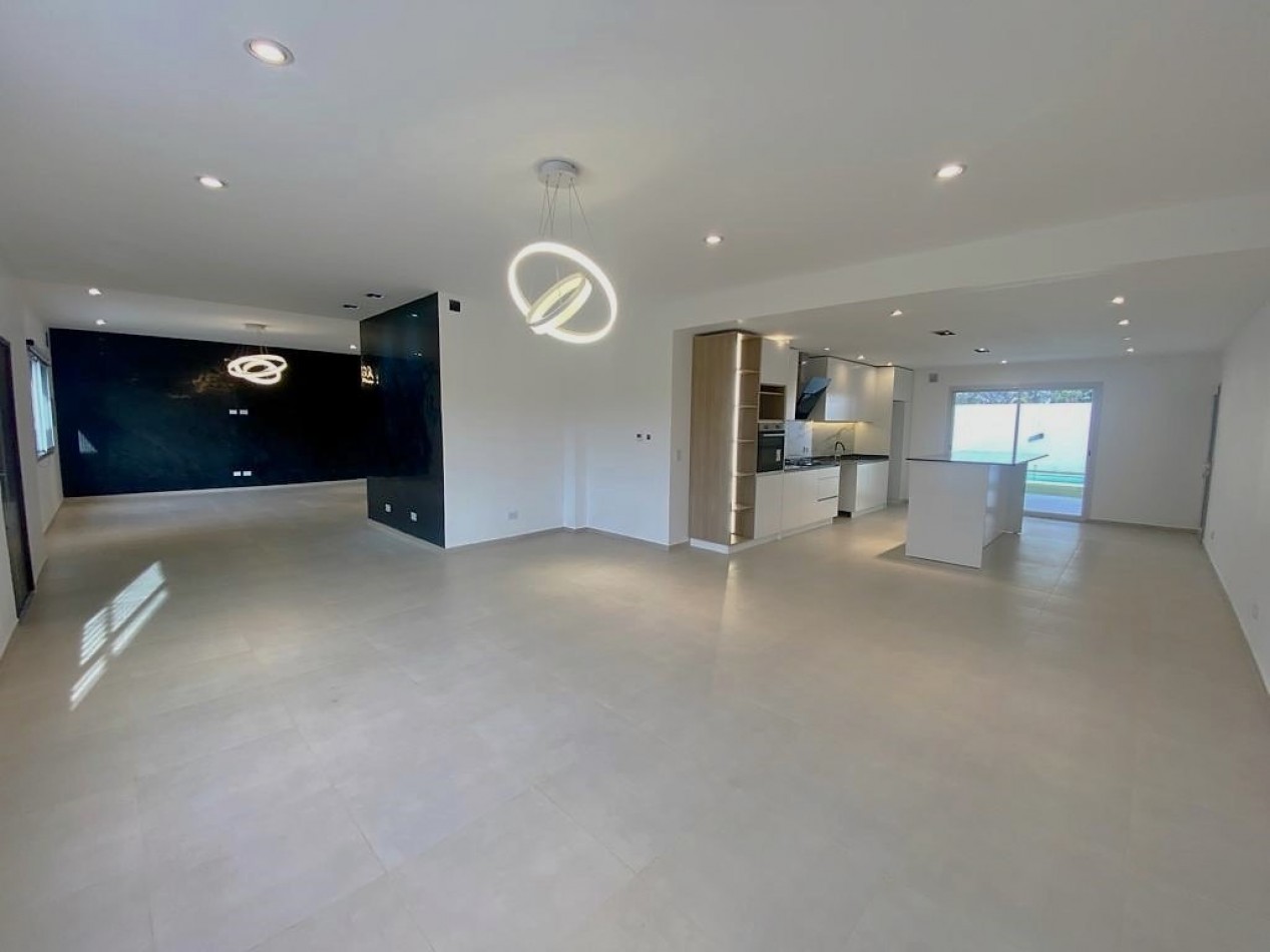 Chalet a estrenar, Ciudad Evita, 1• Seccion 1•. Hermosa propiedad!!