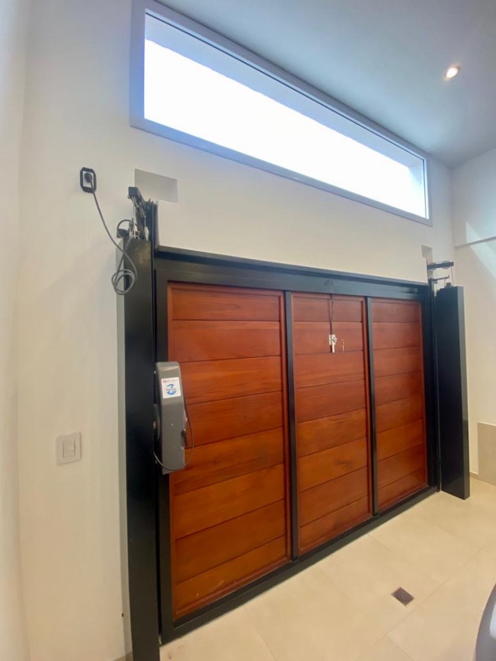 Chalet a estrenar, Ciudad Evita, 1• Seccion 1•. Hermosa propiedad!!