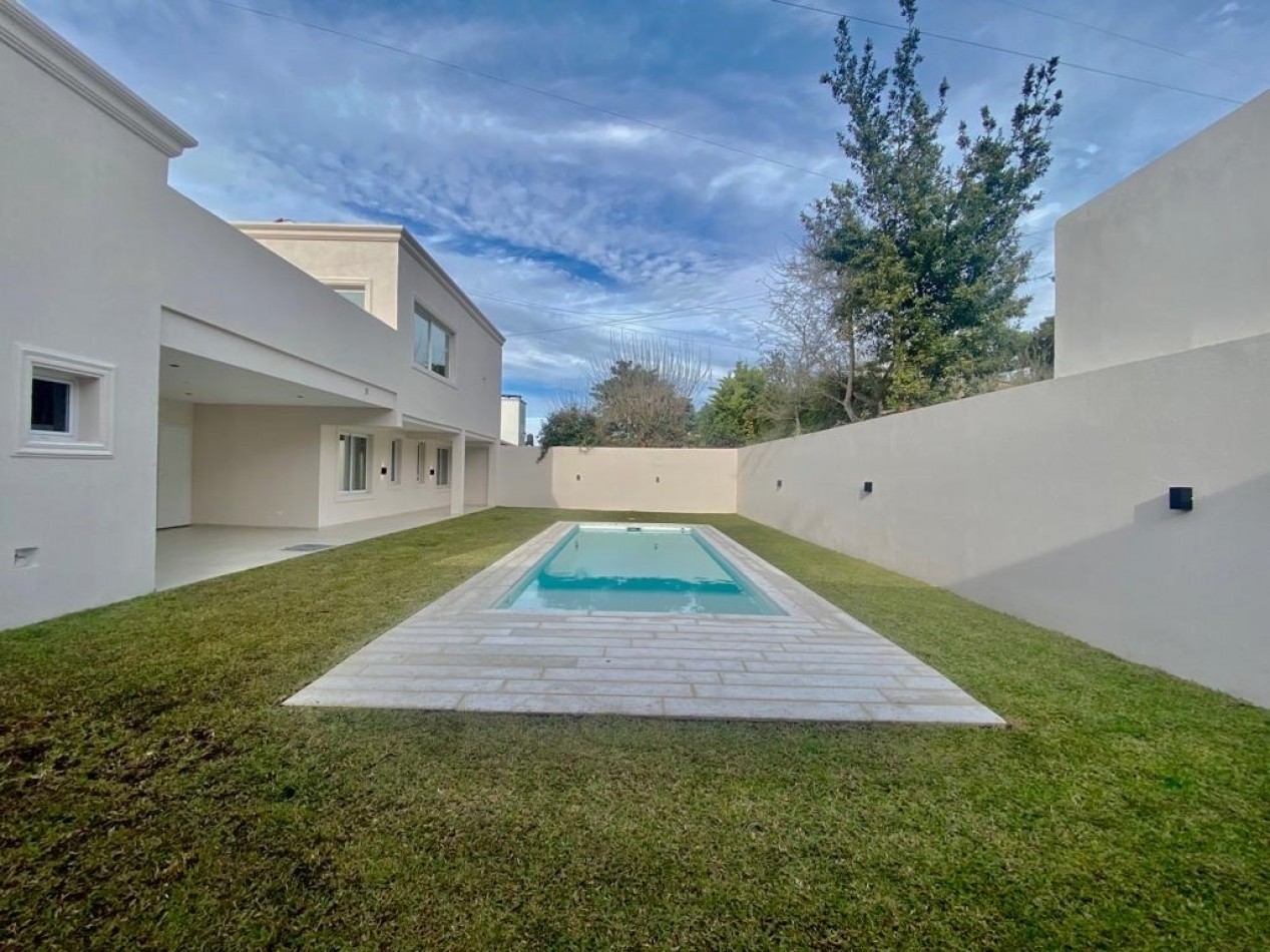 Chalet a estrenar, Ciudad Evita, 1• Seccion 1•. Hermosa propiedad!!