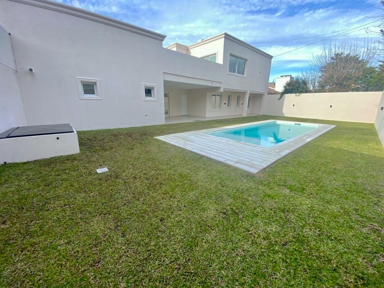 Chalet a estrenar, Ciudad Evita, 1• Seccion 1•. Hermosa propiedad!!