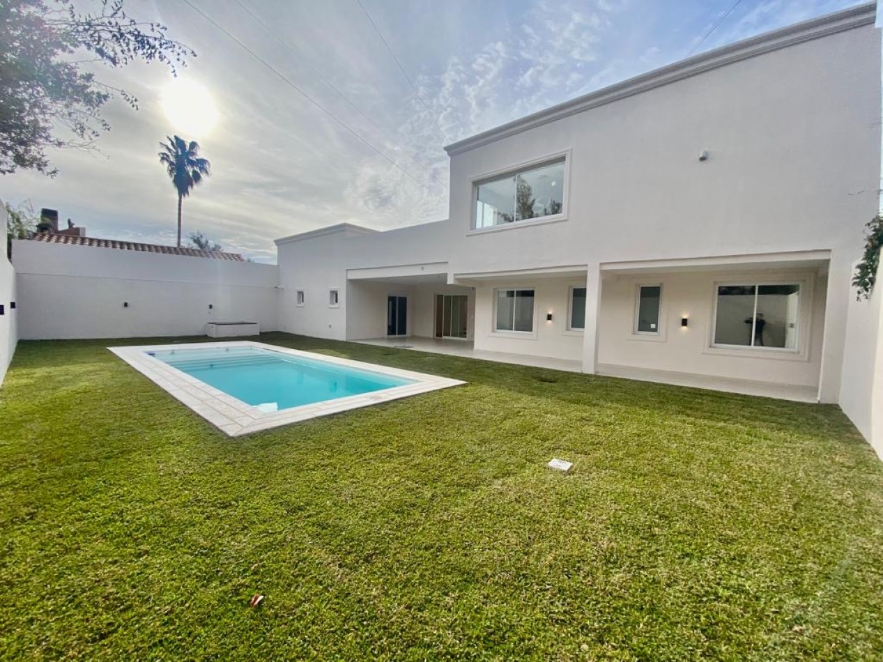 Chalet a estrenar, Ciudad Evita, 1• Seccion 1•. Hermosa propiedad!!