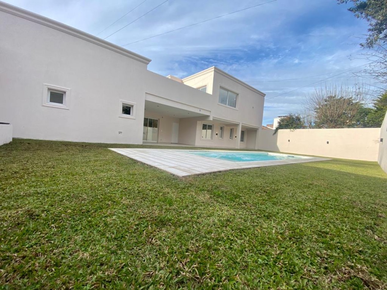 Chalet a estrenar, Ciudad Evita, 1• Seccion 1•. Hermosa propiedad!!