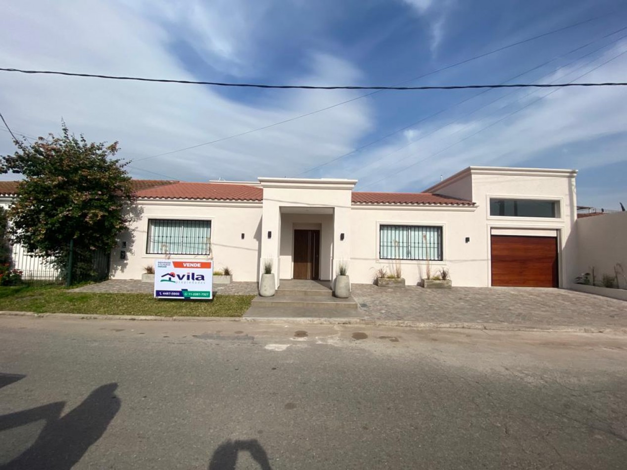 Chalet a estrenar, Ciudad Evita, 1• Seccion 1•. Hermosa propiedad!!