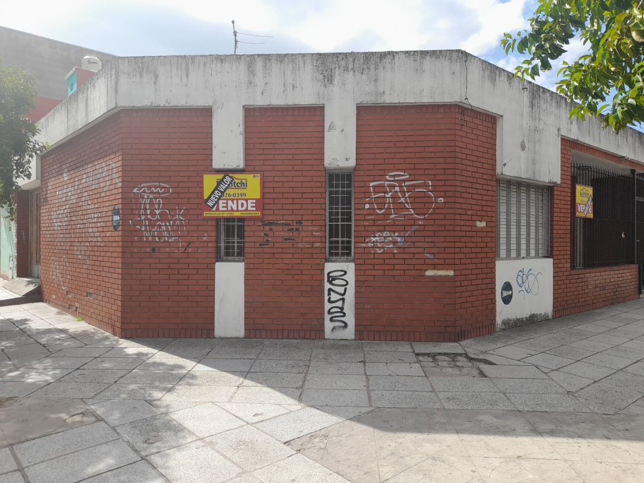 Casa en venta compuesta de 2 dormitorios, living-comedor, cocina, 2 baños, un garage cubierto y cochera descubierta. Lote 243 m2