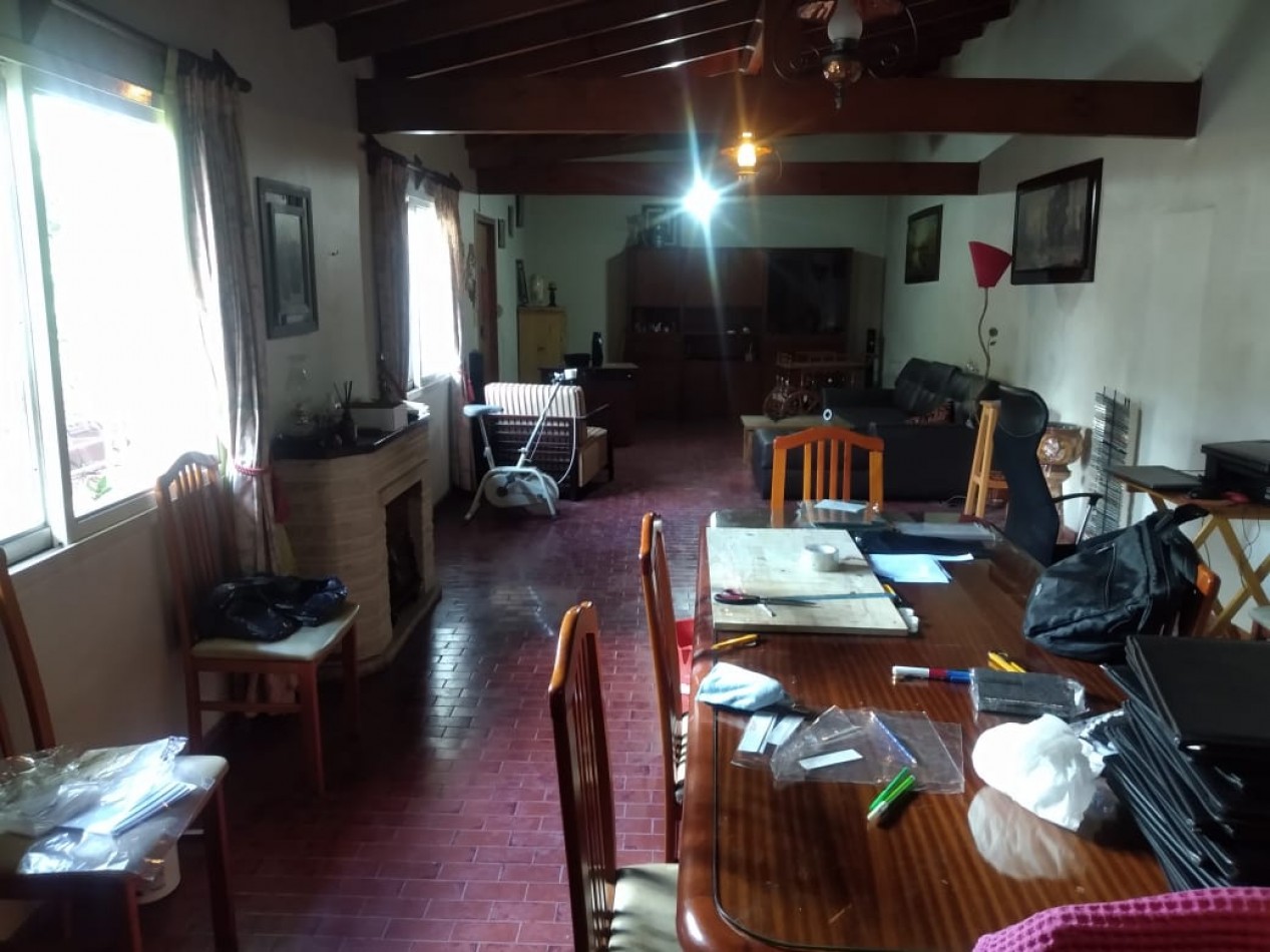 Casa en venta compuesta de 2 dormitorios, living-comedor, cocina, 2 baños, un garage cubierto y cochera descubierta. Lote 243 m2