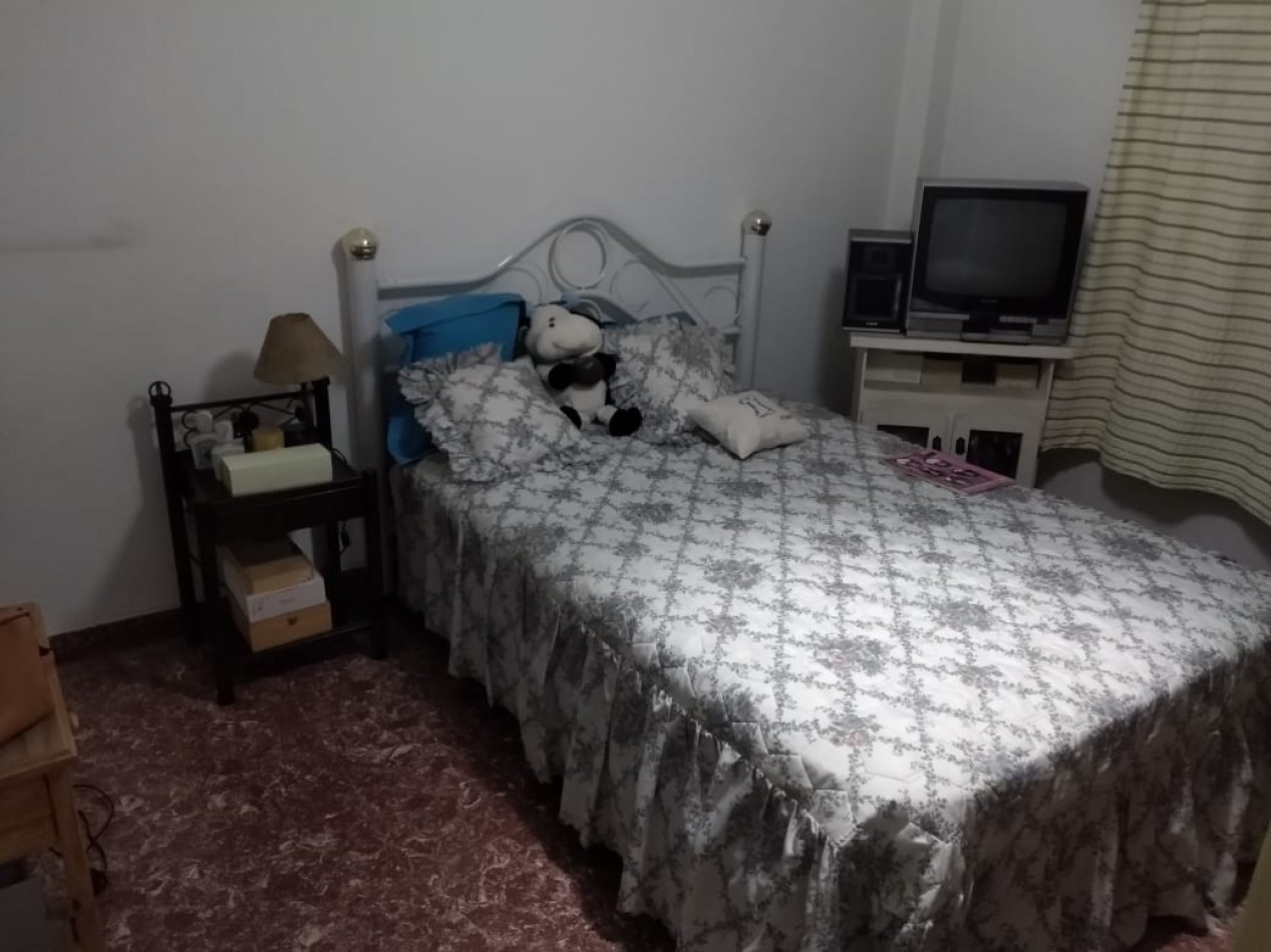 Casa en venta compuesta de 2 dormitorios, living-comedor, cocina, 2 baños, un garage cubierto y cochera descubierta. Lote 243 m2