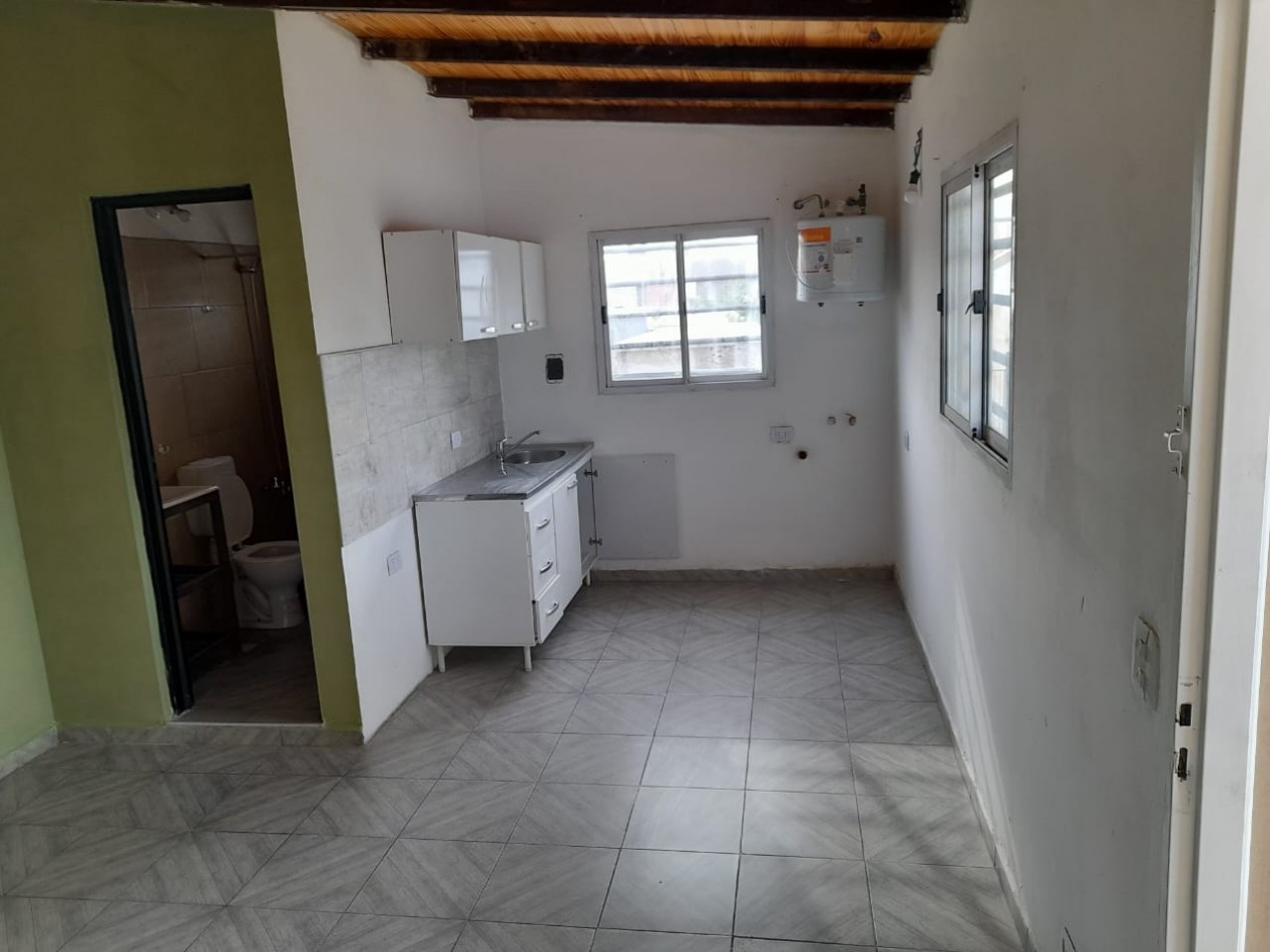 Departamento en alquiler. Laferrere Sur, 1 dormitorio, cocina-comedor, baño y patio.