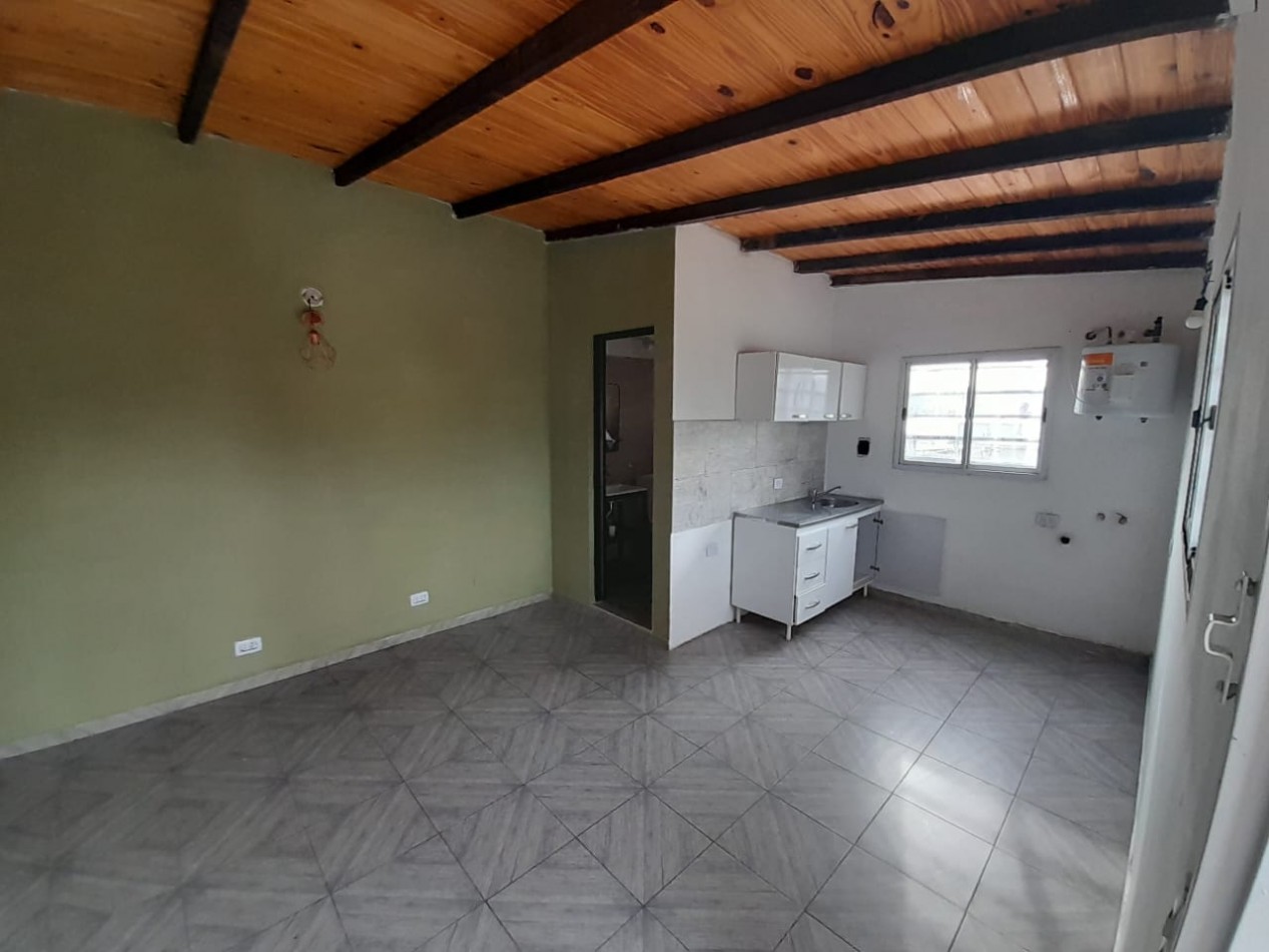 Departamento en alquiler. Laferrere Sur, 1 dormitorio, cocina-comedor, baño y patio.