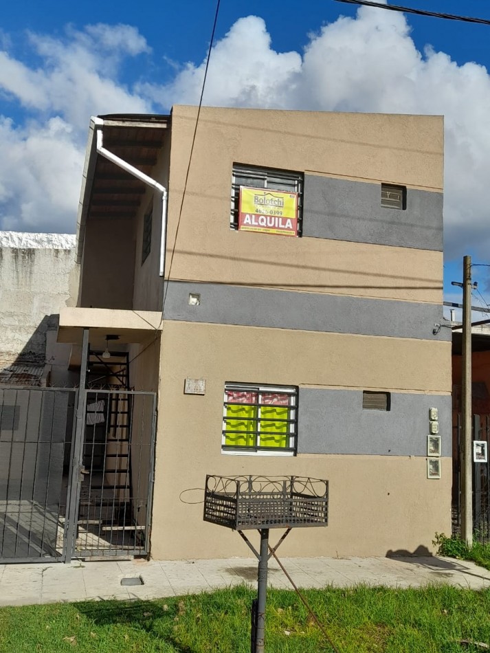 Departamento en alquiler. Laferrere Sur, 1 dormitorio, cocina-comedor, baño y patio.