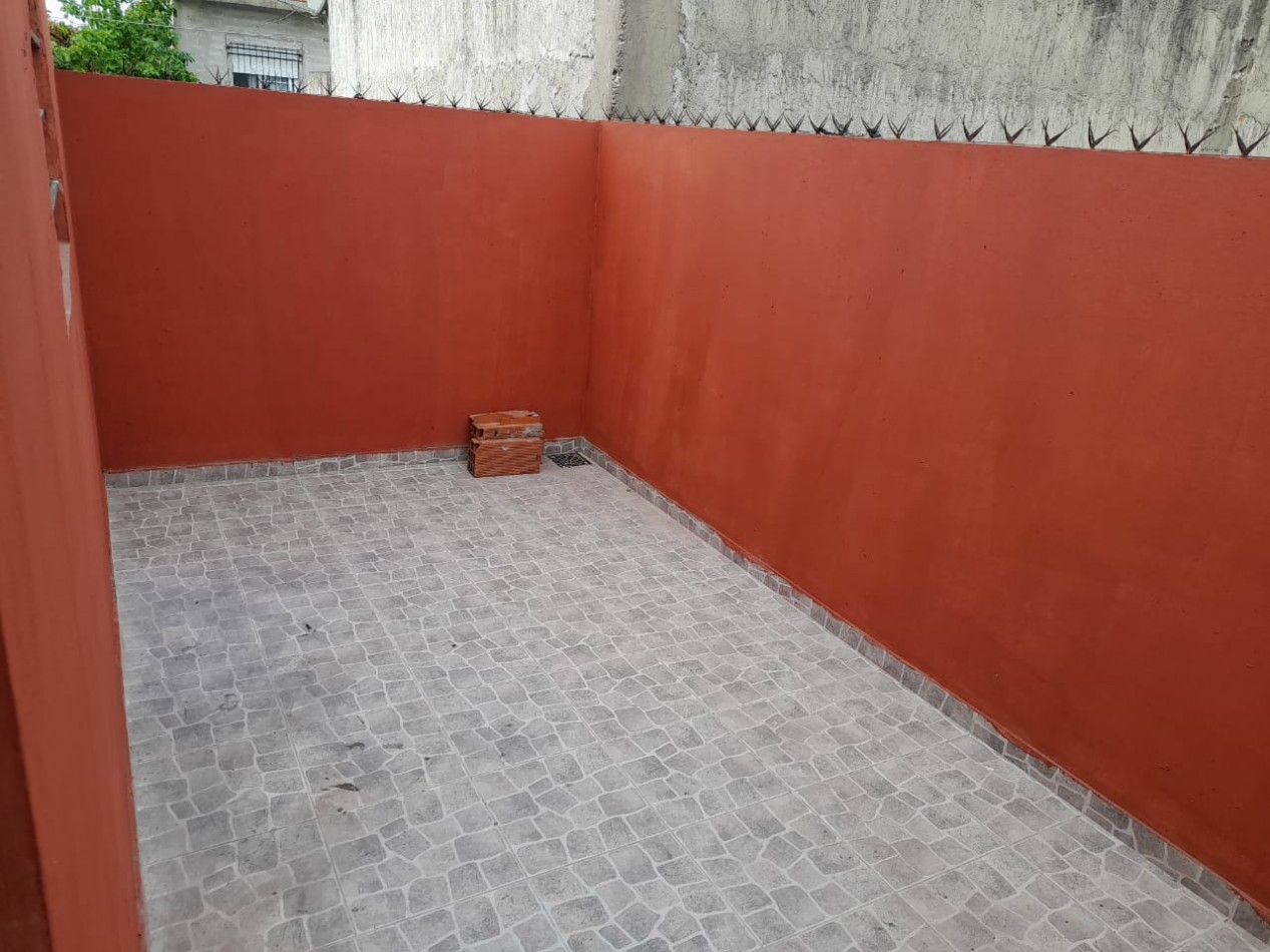 Departamento en alquiler. Laferrere Sur, 1 dormitorio, cocina-comedor, baño y patio.