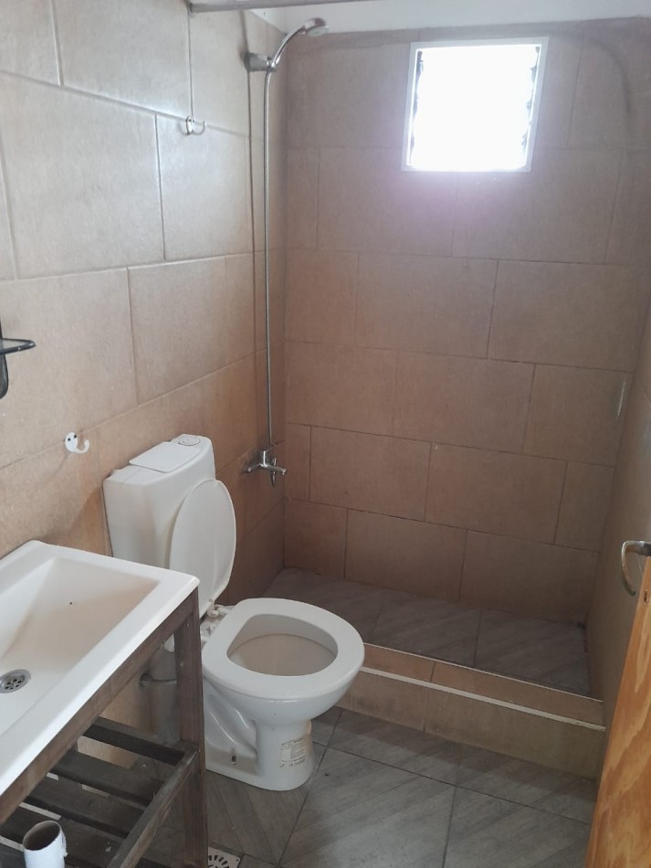 Departamento en alquiler. Laferrere Sur, 1 dormitorio, cocina-comedor, baño y patio.