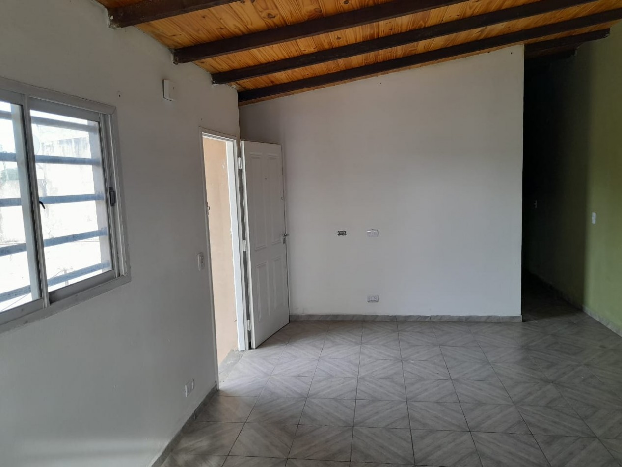 Departamento en alquiler. Laferrere Sur, 1 dormitorio, cocina-comedor, baño y patio.