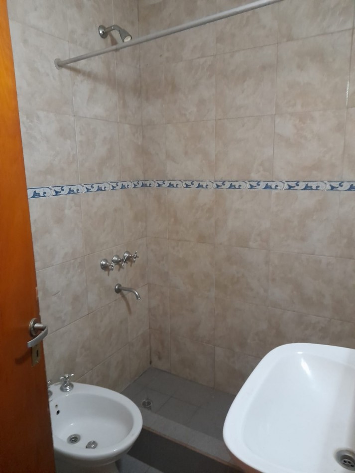 Departamento en alquiler. Laferrere km 24.700, un dormitorio, cocina-comedor y baño.
