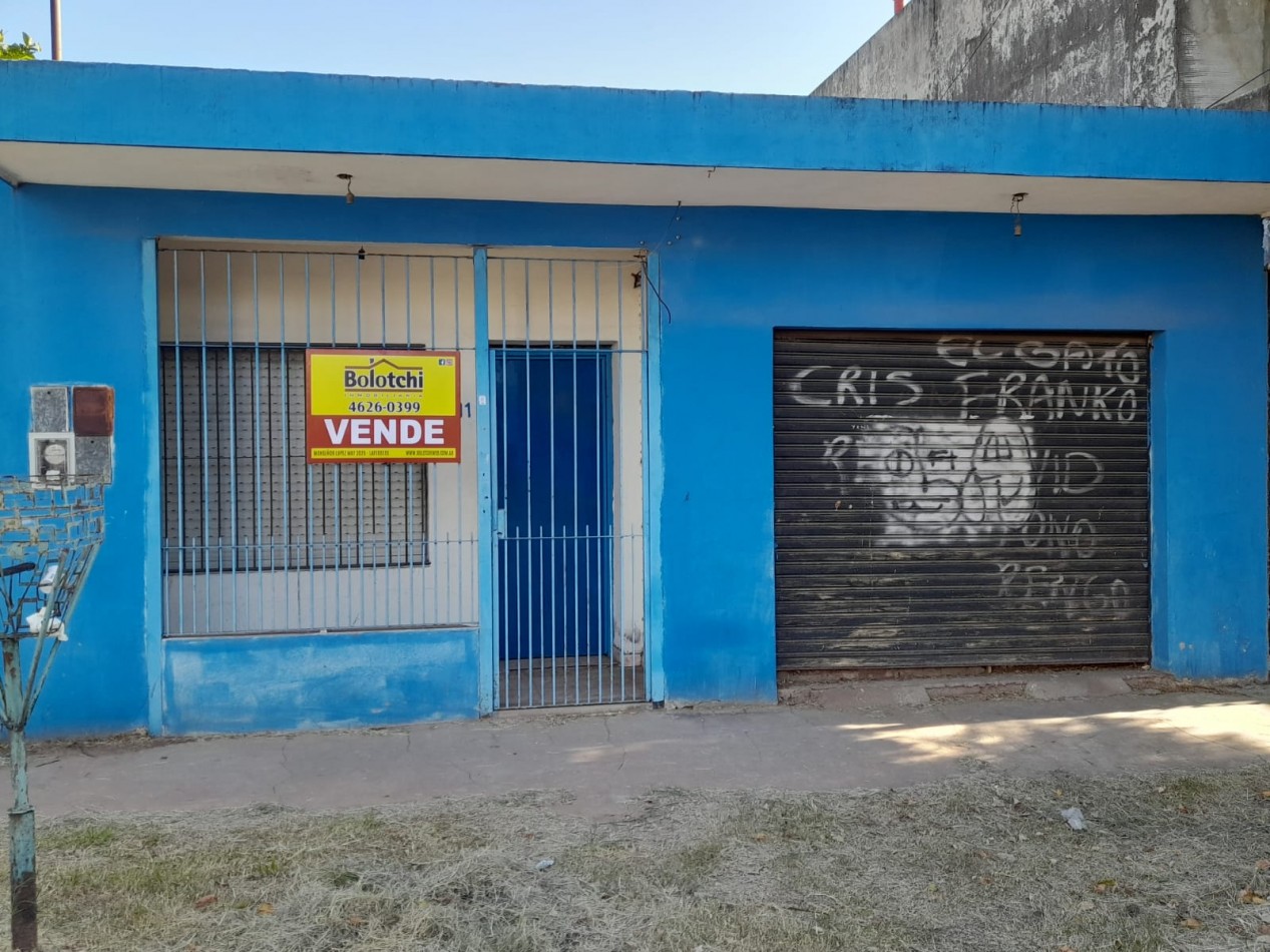 Casa en venta Laferrere de tres ambientes. Todos los servicios.