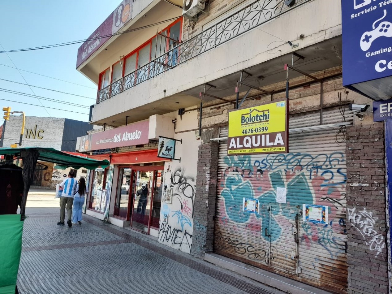 Local en alquiler, pleno centro sobre peatonal 60 m2 con baño y vidriera.