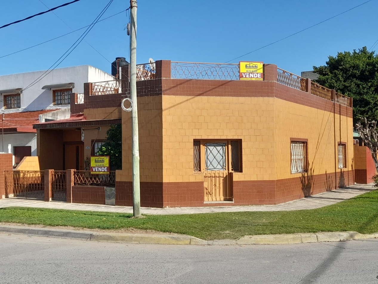 Vivienda de 3 ambientes con patio y terraza + departamento de 2 ambientes. Lote 210 m2