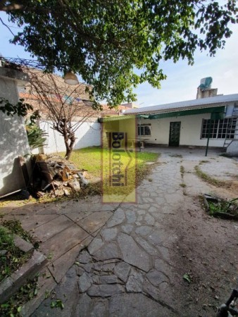 Excelente vivienda multifamiliar con local. Lote 330 m2. (Se escuchan ofertas)