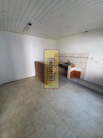 Excelente vivienda multifamiliar con local. Lote 330 m2. (Se escuchan ofertas)