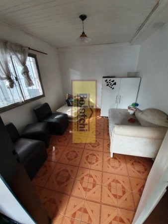 Excelente vivienda multifamiliar con local. Lote 330 m2. (Se escuchan ofertas)