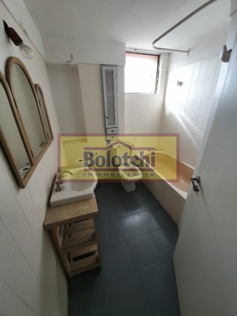 Excelente vivienda multifamiliar con local. Lote 330 m2. (Se escuchan ofertas)