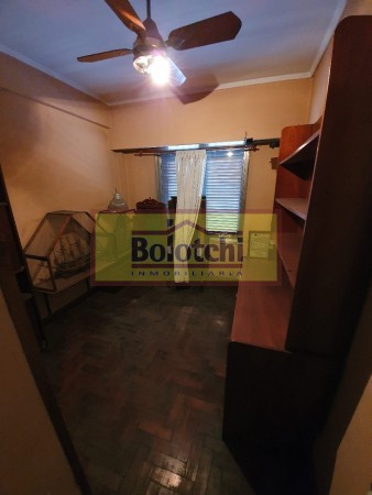 Excelente vivienda multifamiliar con local. Lote 330 m2. (Se escuchan ofertas)