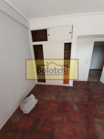 Excelente vivienda multifamiliar con local. Lote 330 m2. (Se escuchan ofertas)