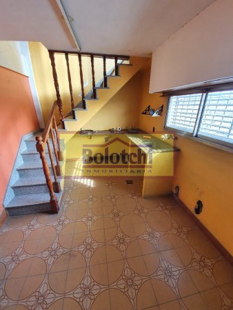 Excelente vivienda multifamiliar con local. Lote 330 m2. (Se escuchan ofertas)