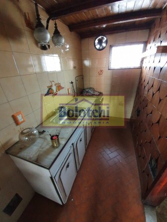 Excelente vivienda multifamiliar con local. Lote 330 m2. (Se escuchan ofertas)