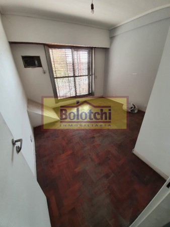 Excelente vivienda multifamiliar con local. Lote 330 m2. (Se escuchan ofertas)